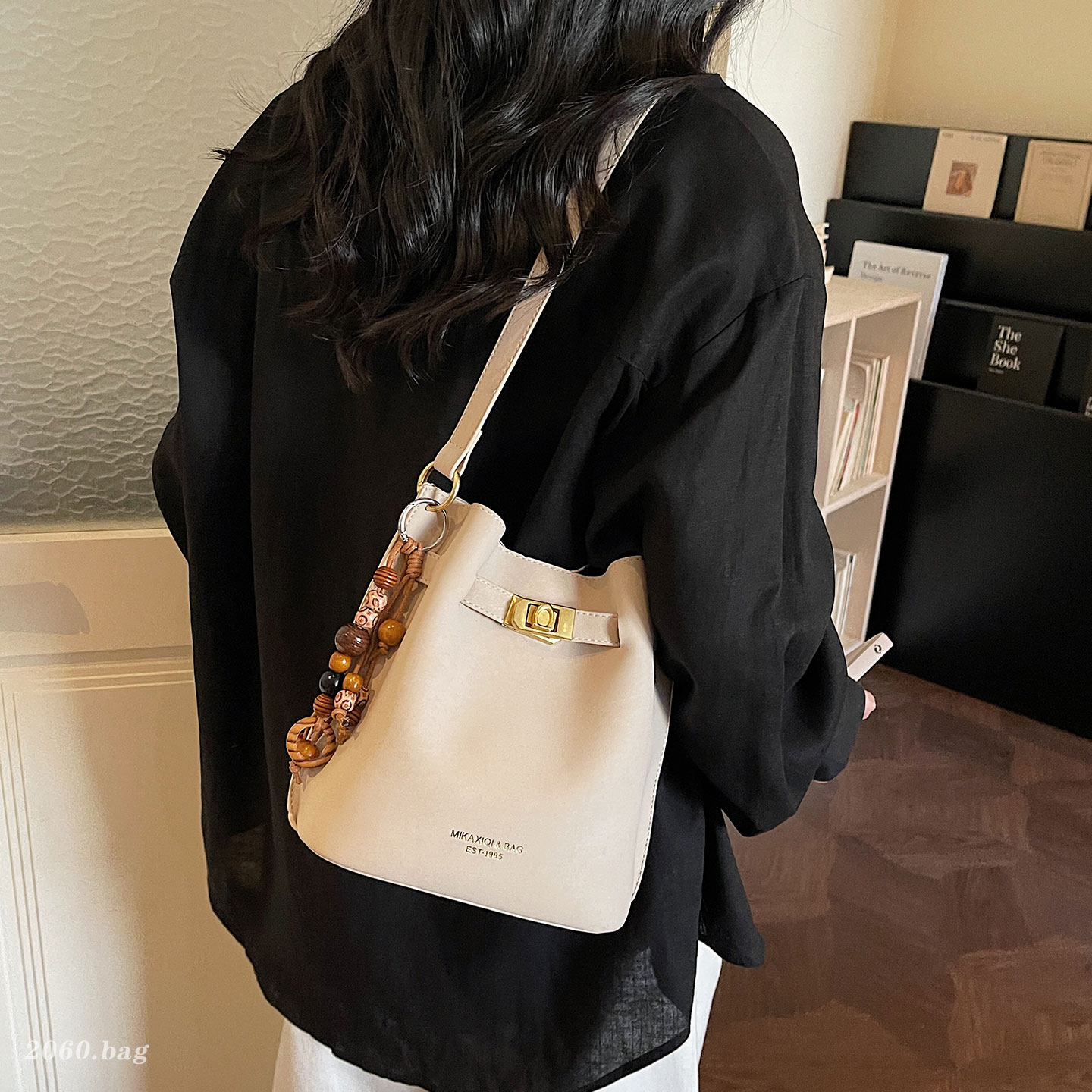 时尚软皮通勤水桶包女式百搭2026新款小众设计大容量气质单肩包,箱包皮具/热销女包/男包,水桶包,淘宝优惠券,粉丝福利购,淘宝优惠卷