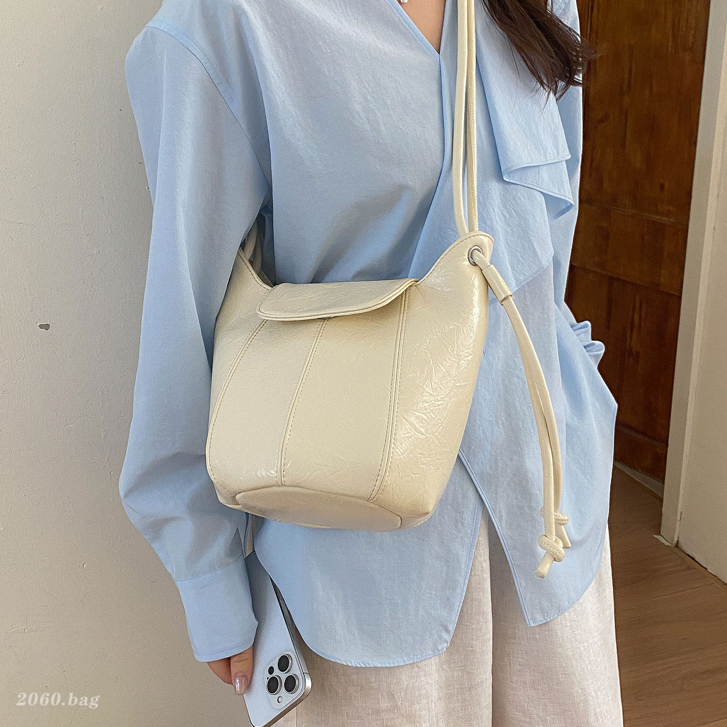 今年流行韩版休闲气质水桶包包2026新款女通勤百搭单肩斜跨包时尚