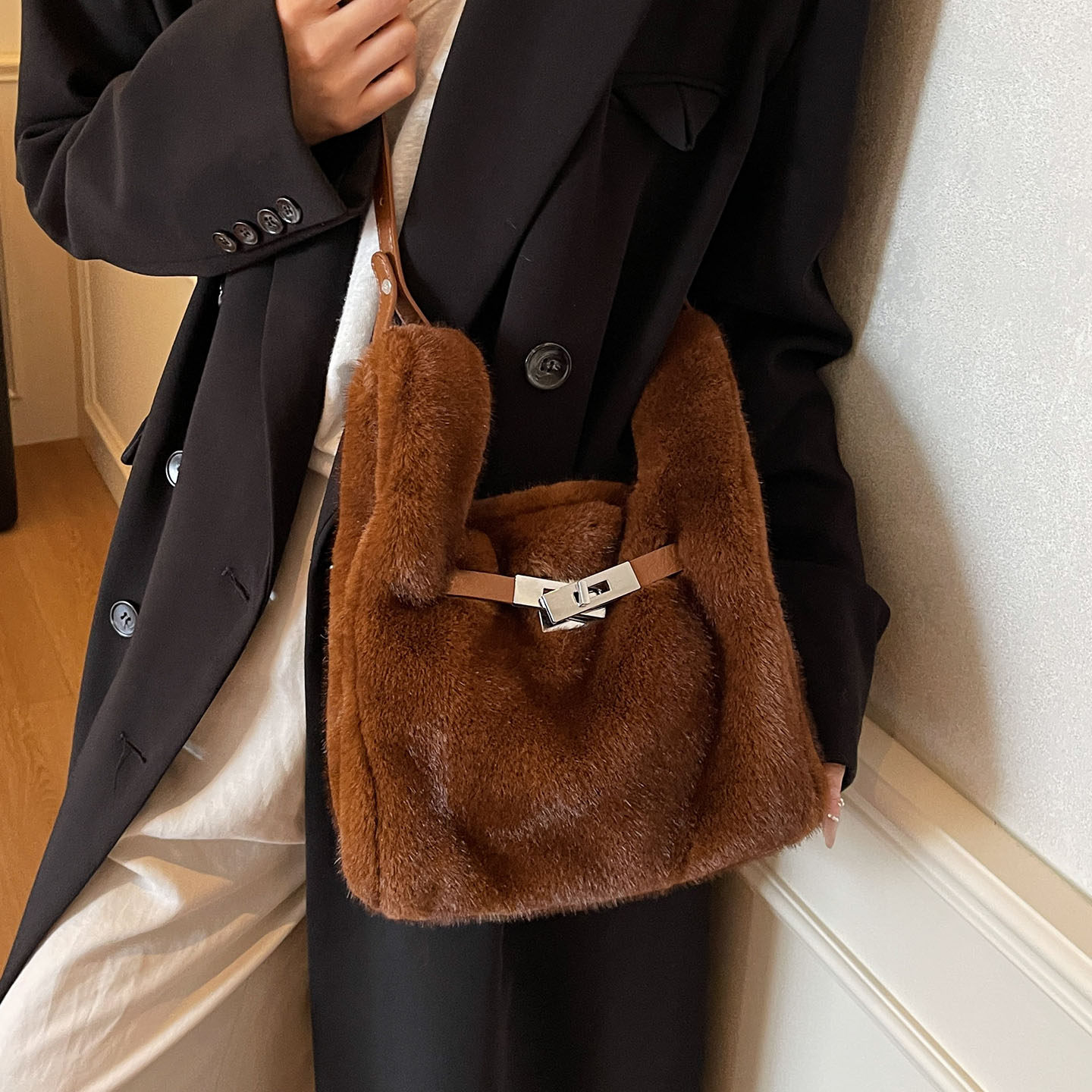 秋冬爆款毛绒绒单肩包2025简约时尚潮女单肩包手提气质斜挎包