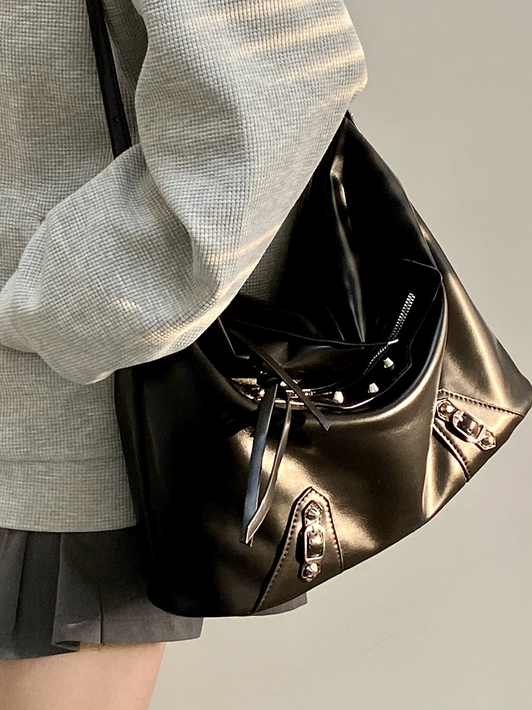 Капиазная сумка через плечо с надлавом Capacious one-shoulder bag