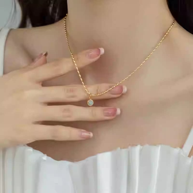 镀18K金小众设计感东陵玉小绿豆吊坠项链女锁骨链夏颈链不掉色