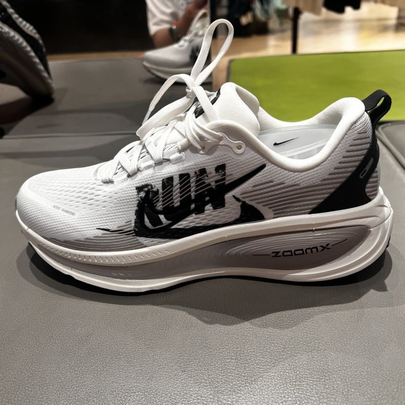 Nike耐克Vomero 18男鞋回弹倒钩缓震网面透气跑步鞋IB5726-100