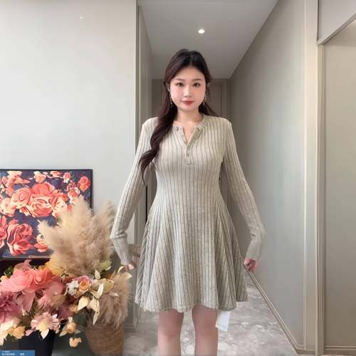 大码轻熟风v领针织连衣裙秋冬微胖mm显瘦赫本风修身内搭打底裙子