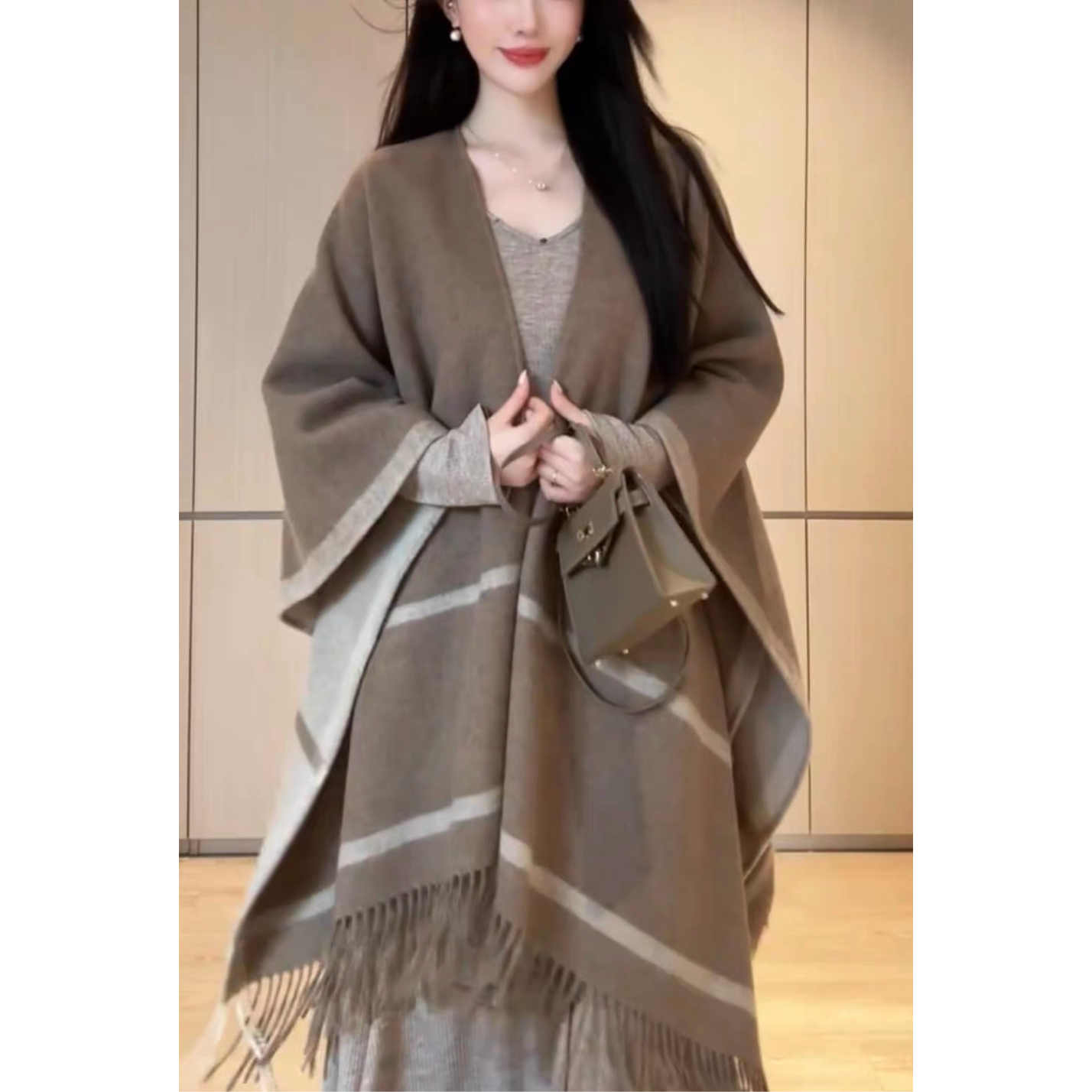 老钱风斗篷式披肩女流苏边垂坠感针织披肩外套
