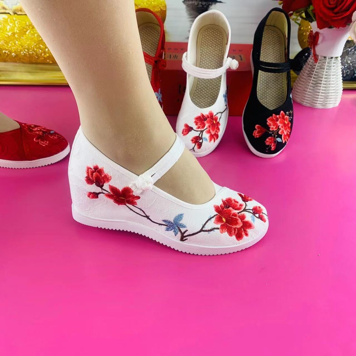 广场舞鞋绣花鞋内增高女鞋透气妈妈鞋老北京布鞋夏季新款汉服高跟