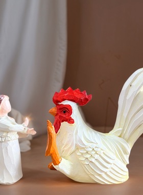 新品白色公鸡与女孩家居桌面