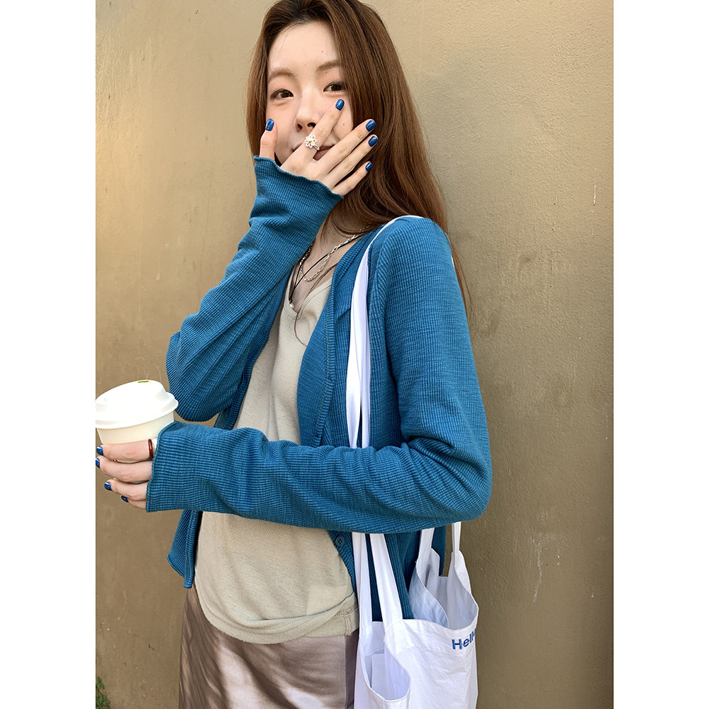 HelloooEat вязаная кофта с V-образным вырезом и длинными рукавами, весенняя коллекция 2025, корейский стиль, деловая модель с вертикальными полосами