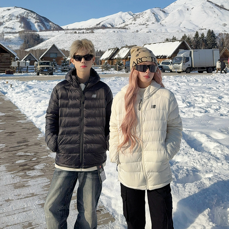 白鸭绒情侣轻薄连帽排骨羽绒服