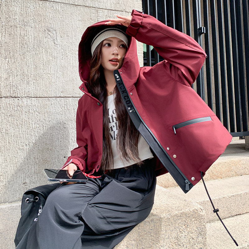 美式安可拉红短款连帽冲锋衣外套女春秋2025新款超好看高级感夹克图片