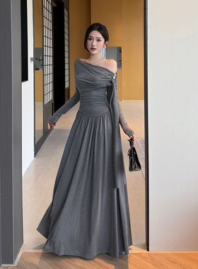 INSTUNNING轻奢优雅风灰色斜肩连衣裙女2025冬高级感收腰显瘦长裙