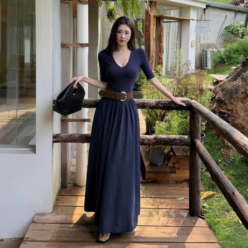 复古设计感V领中袖连衣裙女