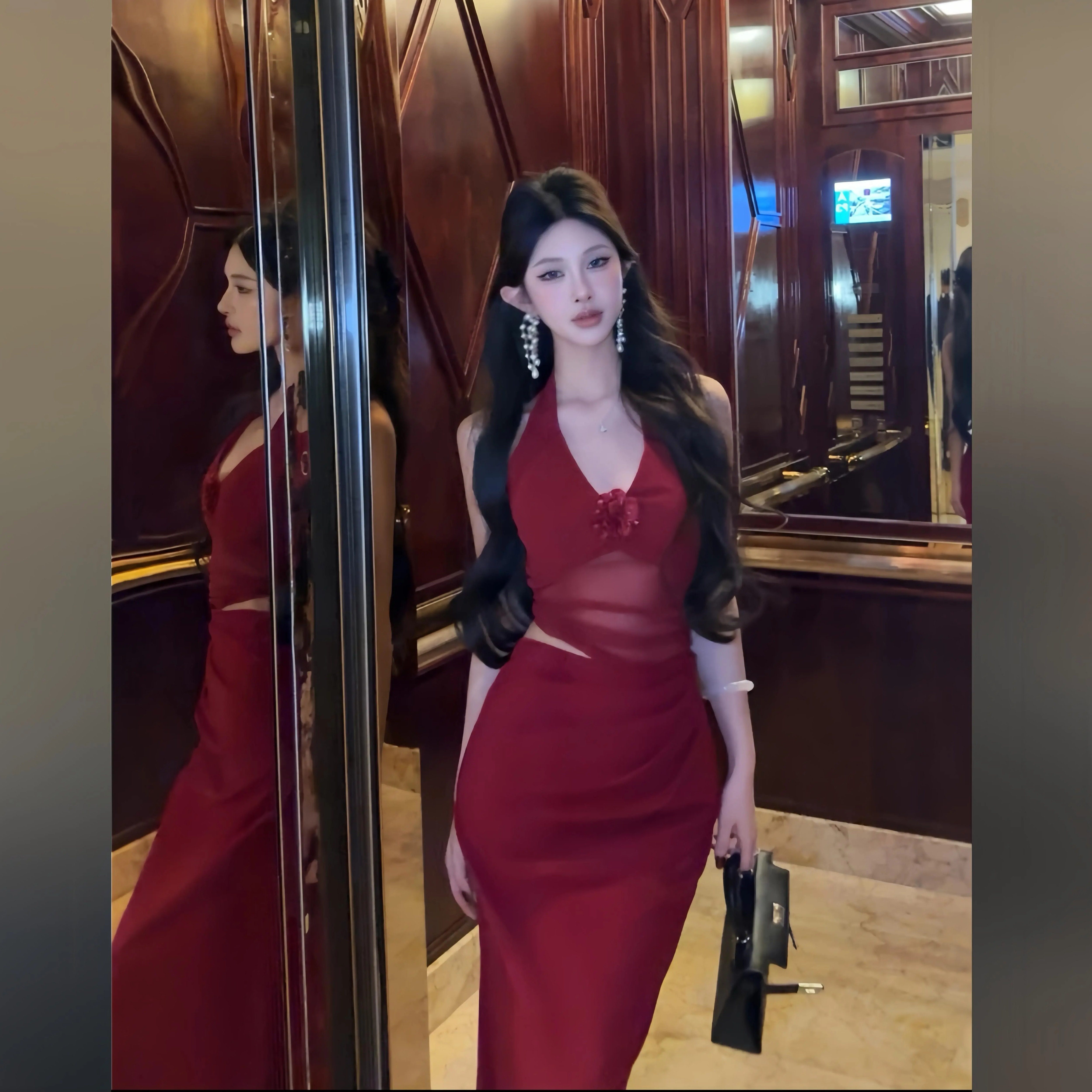 法式度假风性感辣妹V领挂脖露肩连衣裙女高级感御姐春季包臀裙子