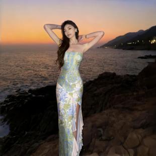 海岛度假风印花抹胸连衣裙女2026新款高级感绝美气质开叉中长裙子