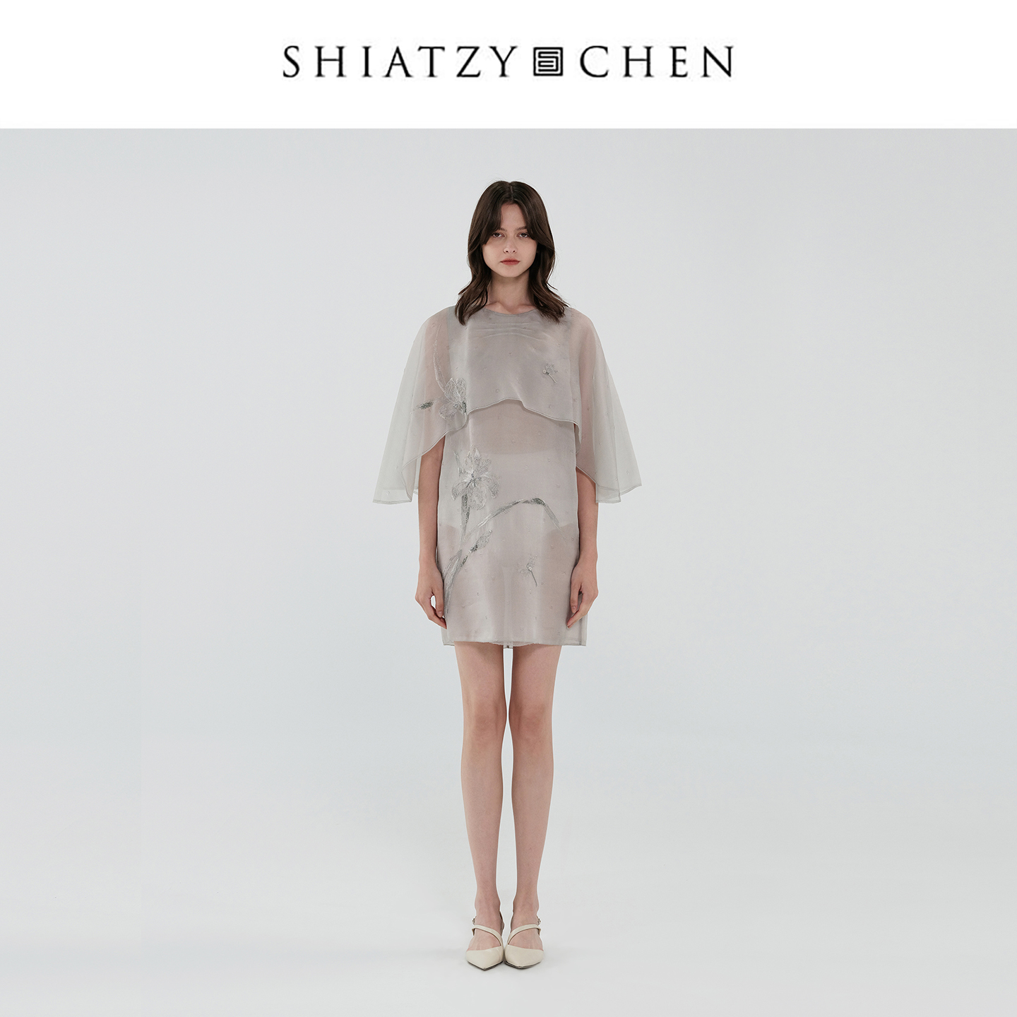 SHIATZY CHEN/夏姿·陈2025年春夏系列雾面提花乌干纱斗篷连衣裙