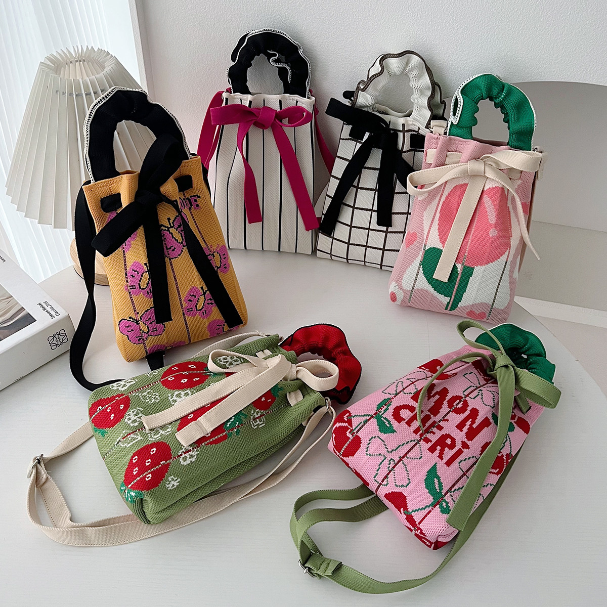 新款小众设计可爱卡通针织抽绳束口包百搭小巧便携通勤斜挎手提包