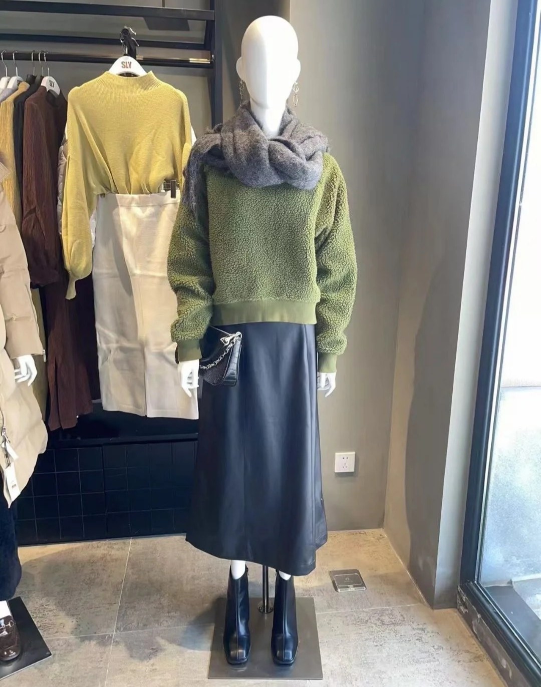 2024春秋新品羊羔简约纯色圆领套头摇粒绒卫衣女010DA780-6180