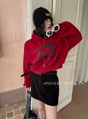 美式复古红色加绒卫衣女2023秋冬新款休闲宽松短款字母连帽上衣潮