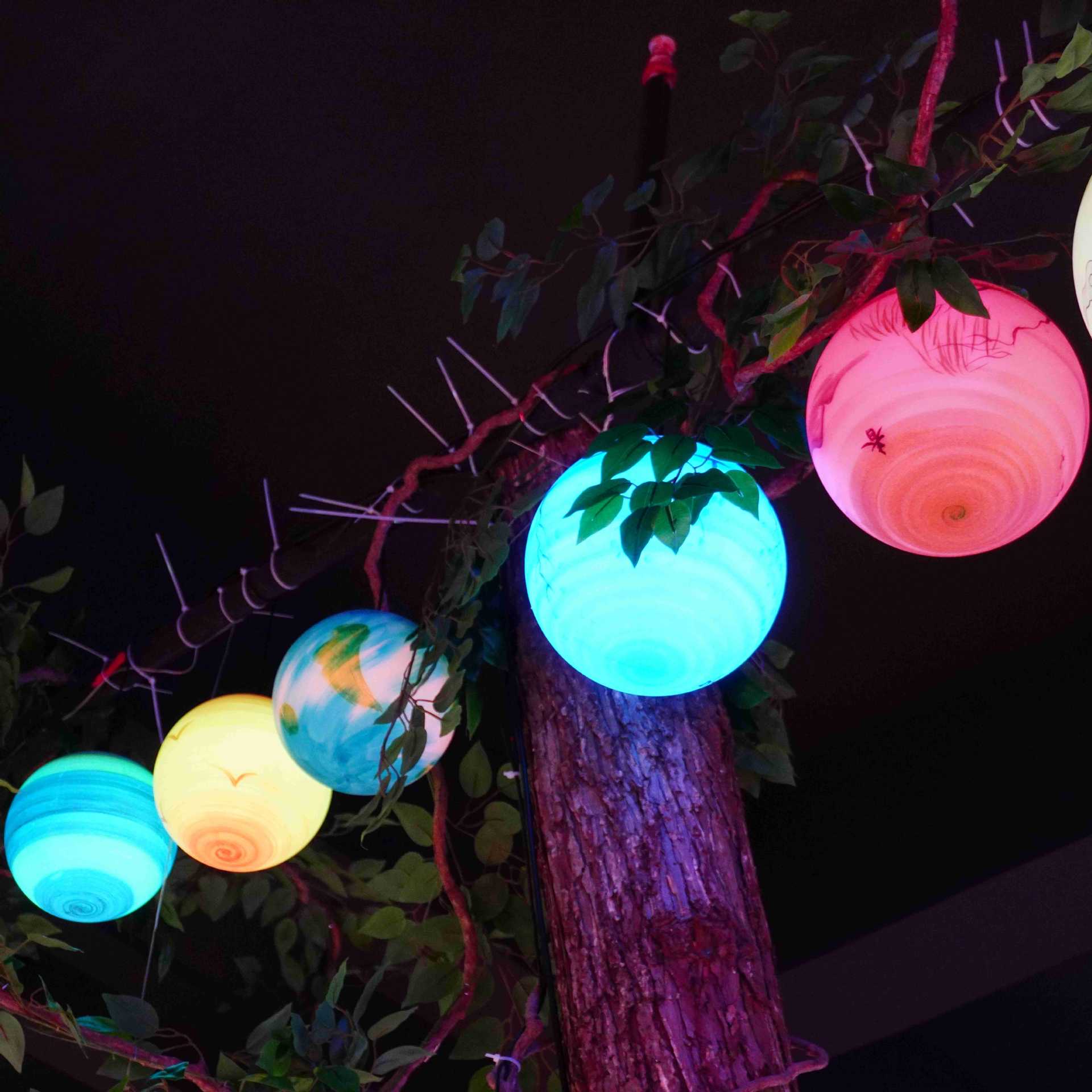 LED彩绘球户外落地装饰发光圆球星空网红装饰灯公园插地滚塑PE灯