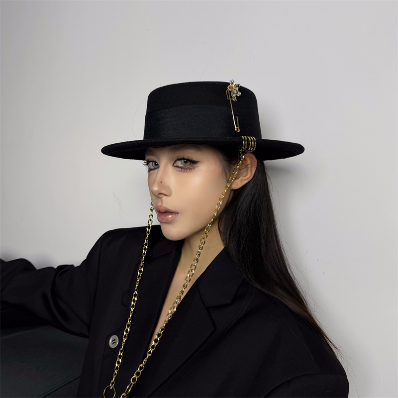 网红博主同款小众朋克风仿毛呢平顶帽女欧美复古个性别针链条帽子
