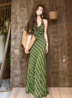 复古气质绿色挂脖格纹连衣裙女夏季新款显瘦修身温柔风无袖长裙子