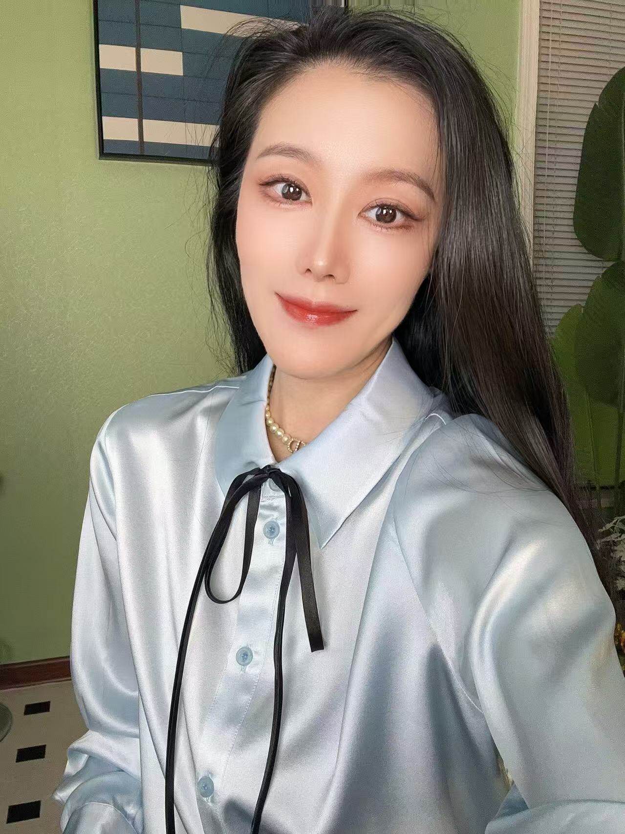 蘑菇英国代 TYZHURA 26早秋 经典蓝色缎面真 丝长袖衬衫