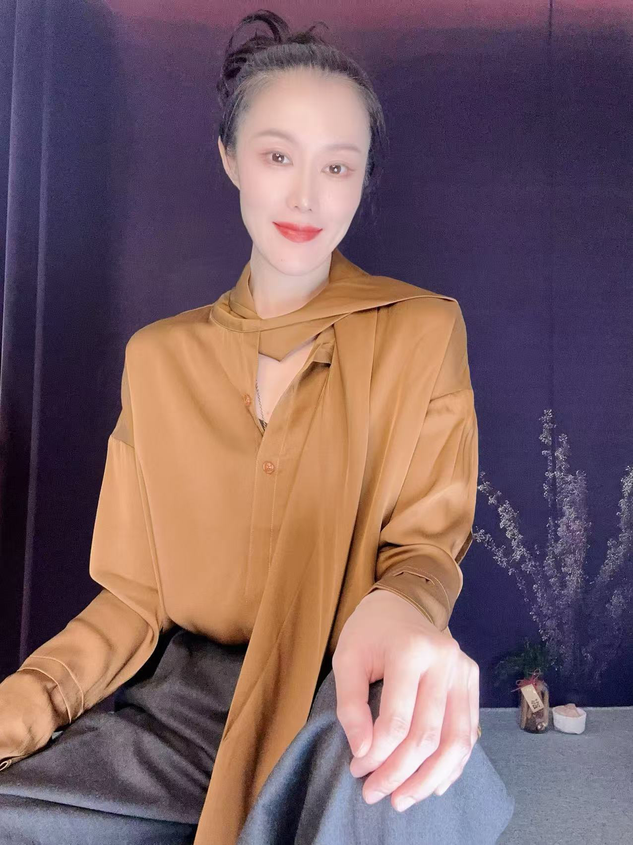 蘑菇英国代 TYZHURA 25新款 琥珀色领口飘带宝石扣真丝衬衫