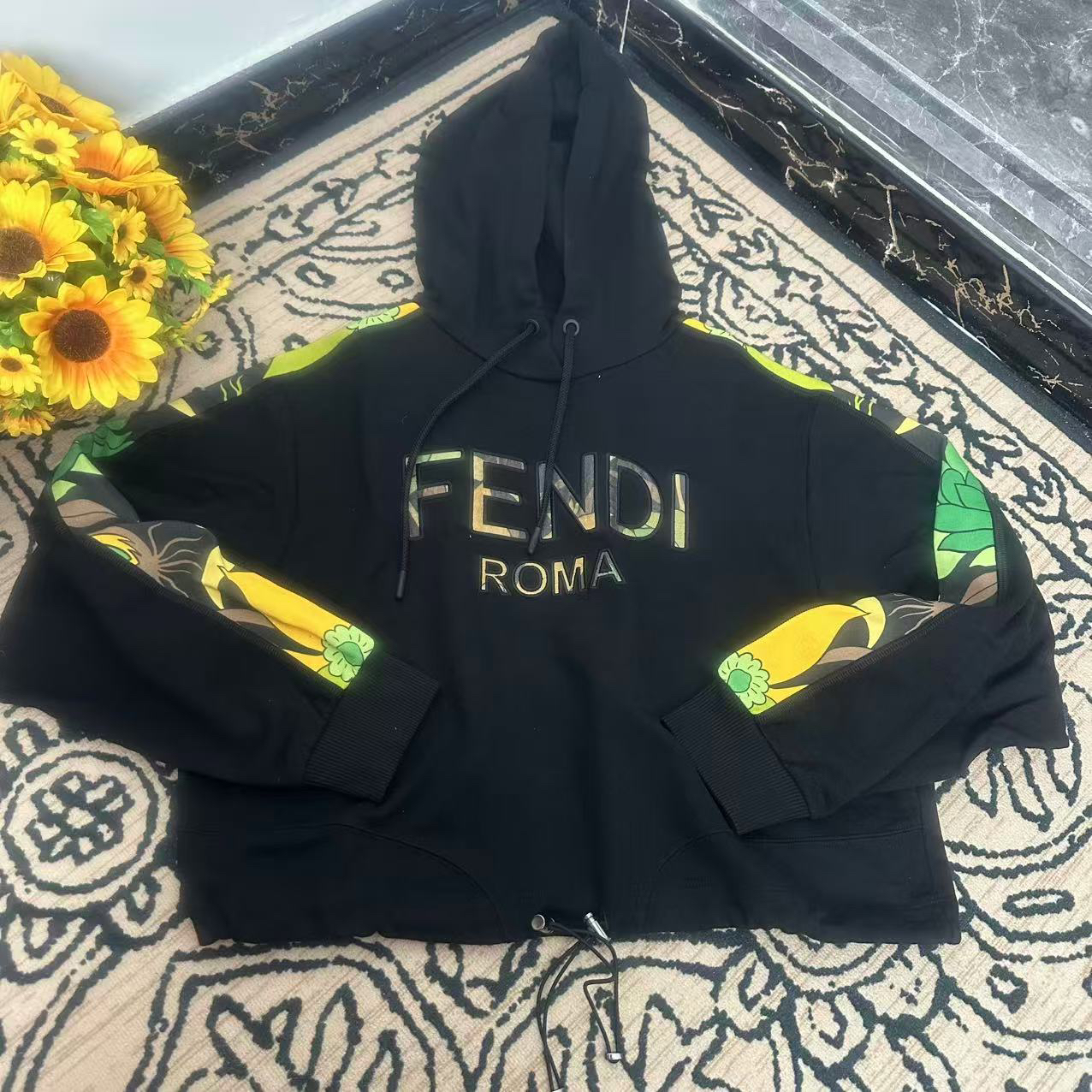 蘑菇英国代 黑色袖子拼色连帽卫衣 衣摆抽绳 S码胸围118