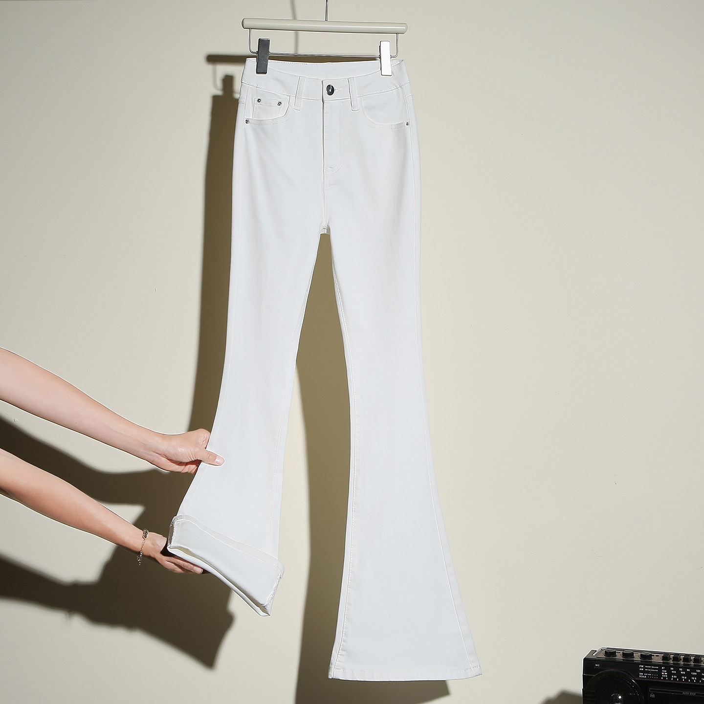 it :CHOCOOLATE白色紧身微喇牛仔裤女2026新款高腰显瘦弹力喇叭裤