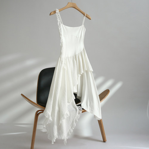 itCHOCOOLATE白色吊带连衣裙