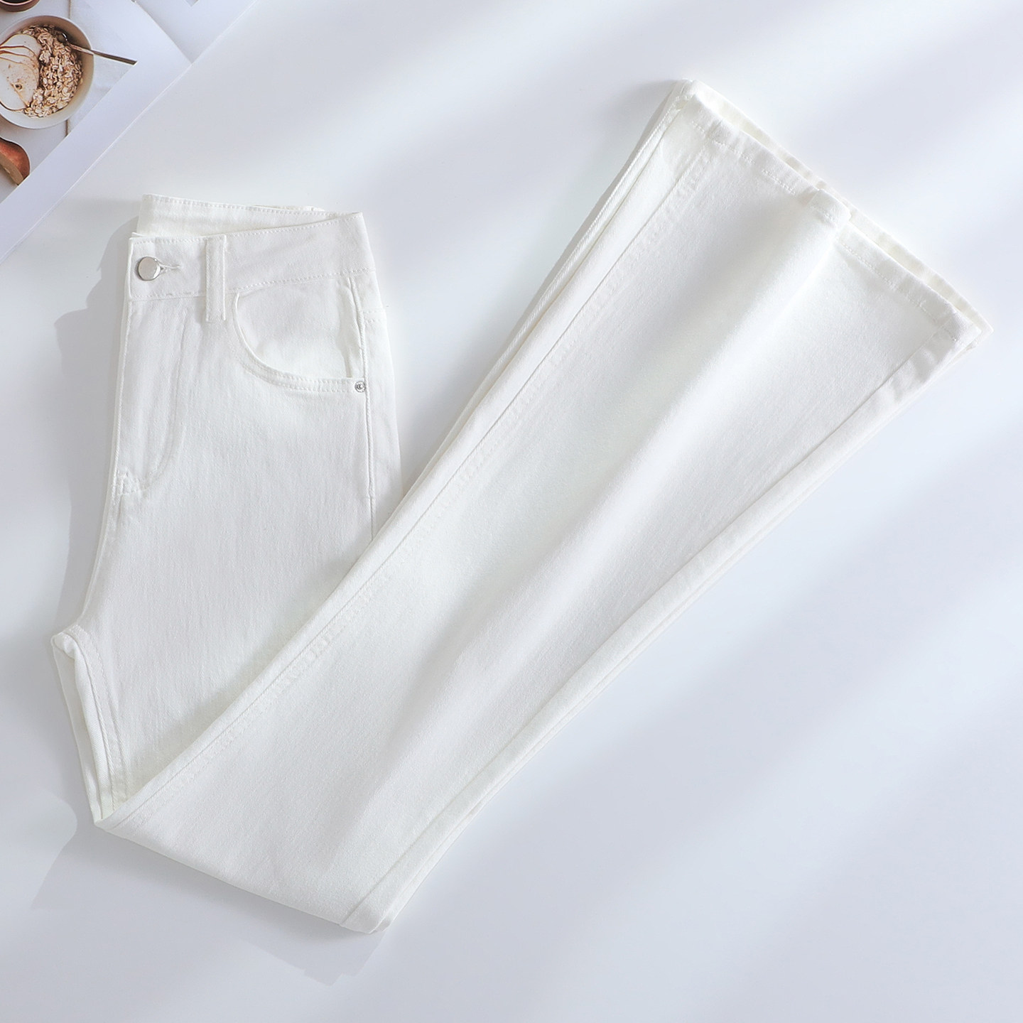 it :CHOCOOLATE白色紧身高腰微喇牛仔裤女2026修身显瘦弹力喇叭裤