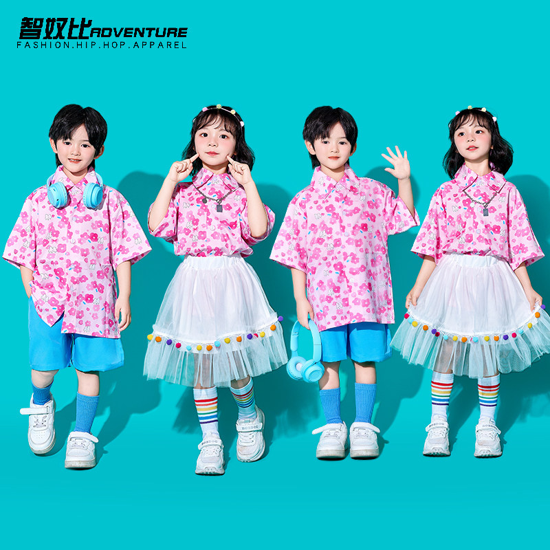 幼儿园毕业照团体表演服