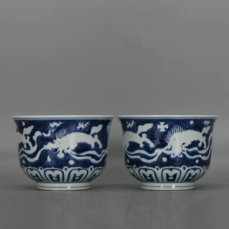 明宣德瓷器蓝底留白狮子戏珠碗一对古董古玩明清老瓷器旧货收藏