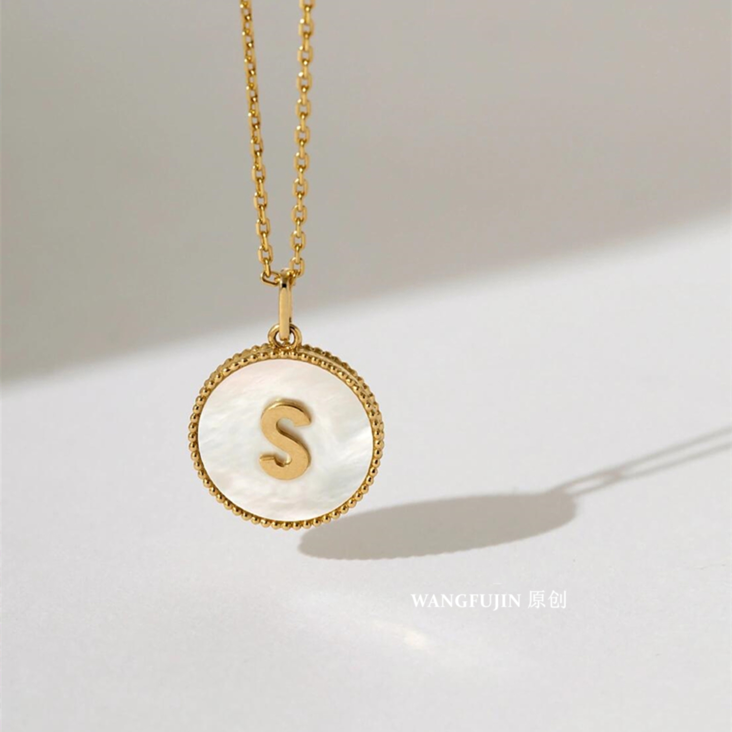 18K金白贝母字母圆牌项链 女纯银金币锁骨链星座定制高级感礼物潮
