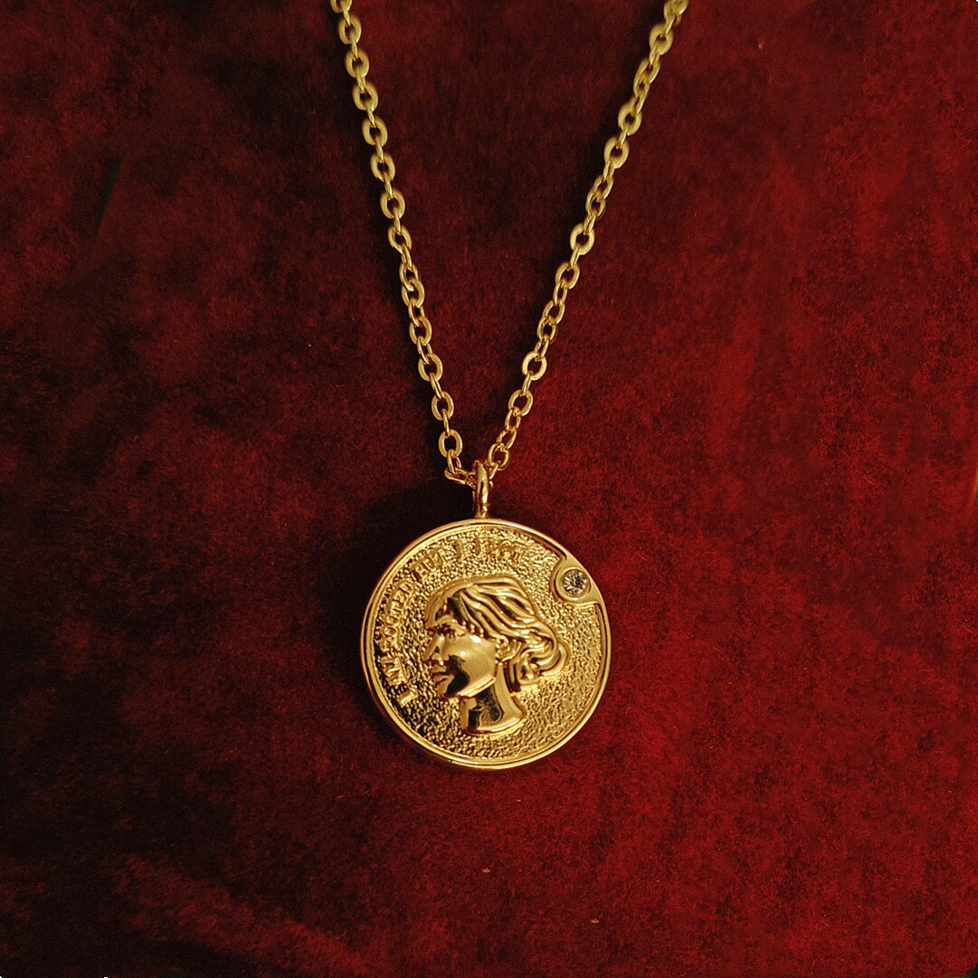 英国伍尔夫头像金币项链 女18k黄金纯银复古女王硬币圆牌锁骨链潮