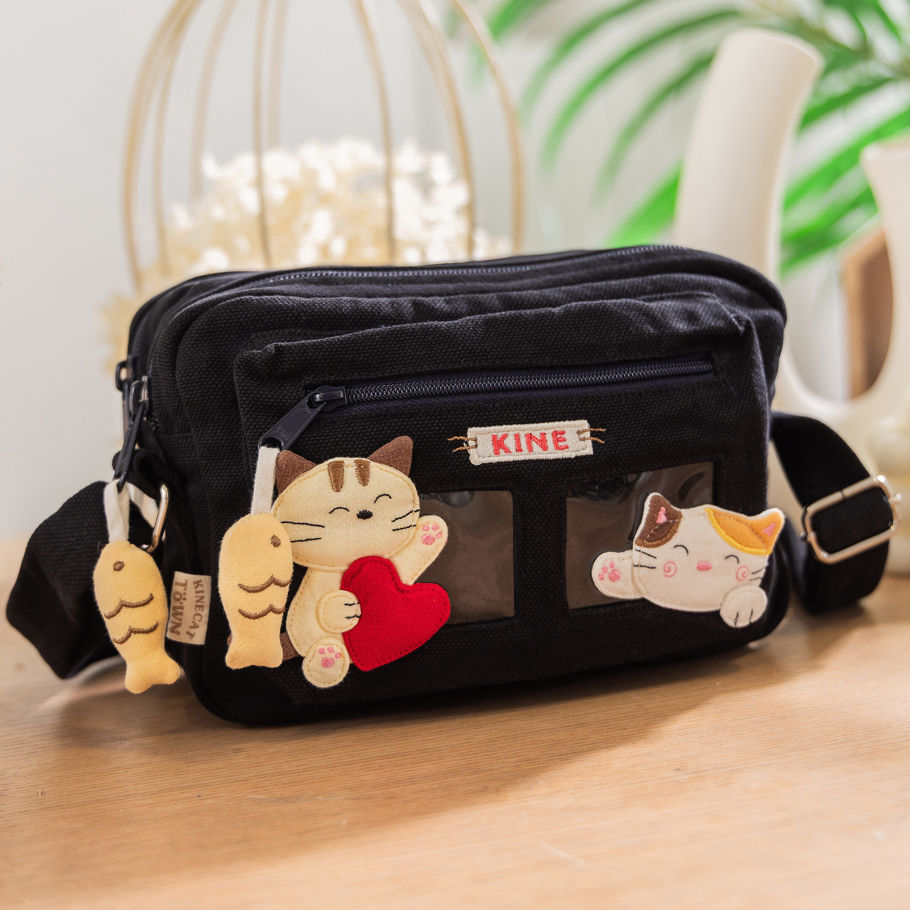 Kine猫 可爱爱心猫卡通休闲百搭双层拉链斜挎包时尚简约相机小方