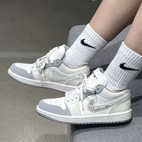 Nike/耐克Air Jordan 1 Low耐磨低帮篮球鞋女款白色HM3706-141