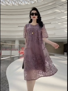 2023中年妈妈裙子高贵刺绣新款大码连衣裙宽松气质减龄过膝中长裙