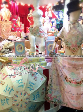 国内现货 泰国设计师小众kiss me doll卡通披肩丝巾围巾少女心粉