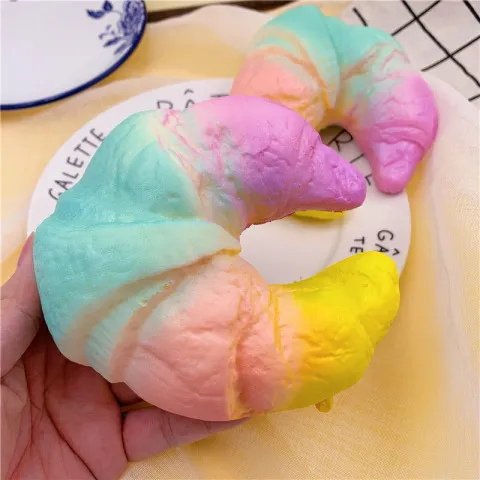 慢回弹13cmPU仿真挂饰物squishy新模型玩具软面包挂件牛角食物