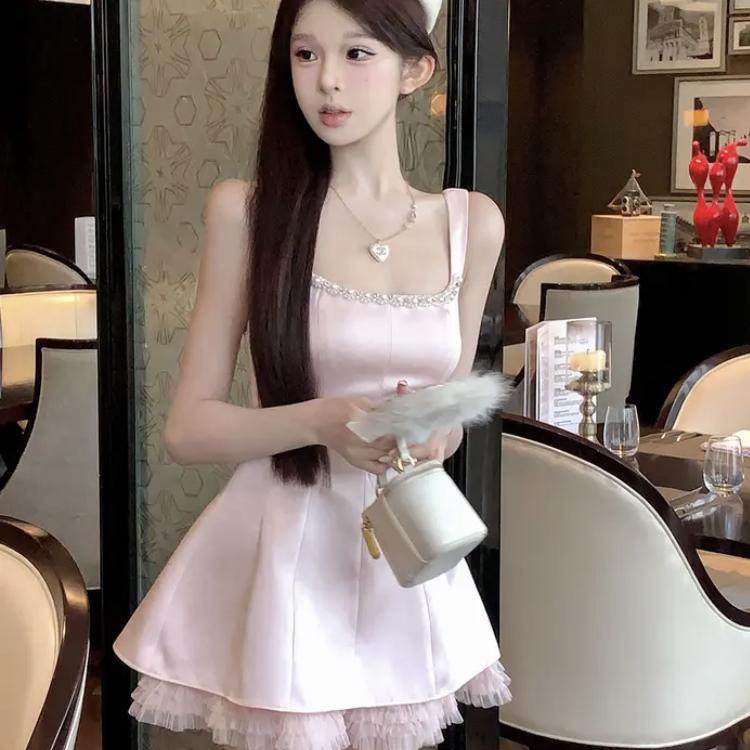 纯欲风甜美镶钻吊带连衣裙女早秋季小众设计感收腰显瘦A字短裙子