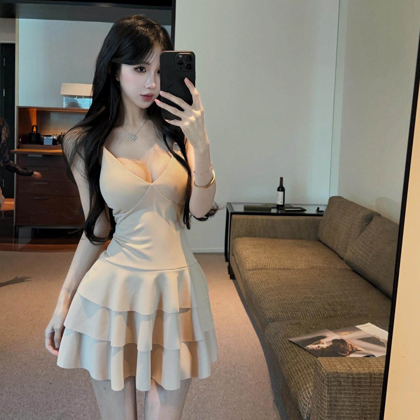 性感纯色v领吊带连衣裙女新款收腰显瘦露背多层荷叶边蛋糕裙A字裙