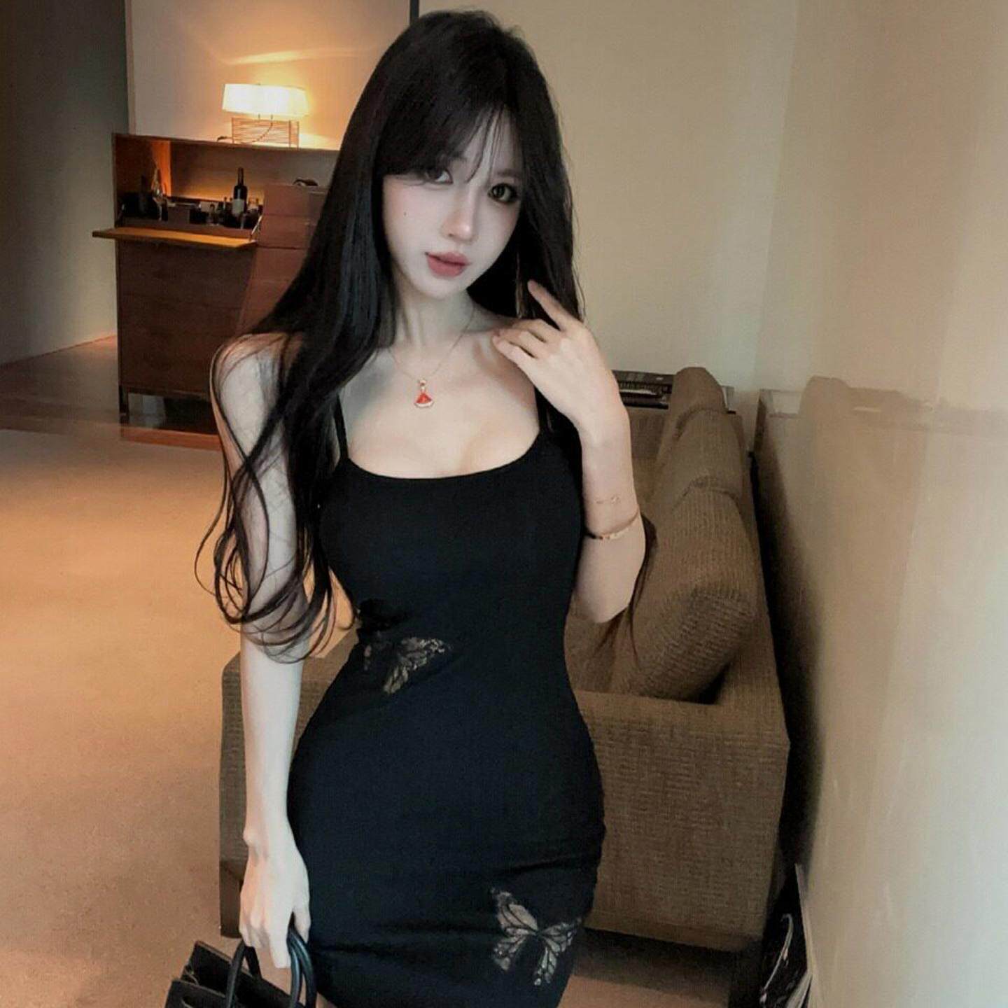 小个子吊带连衣裙新款时尚小黑裙性感低胸足疗桑拿技师工作服女装