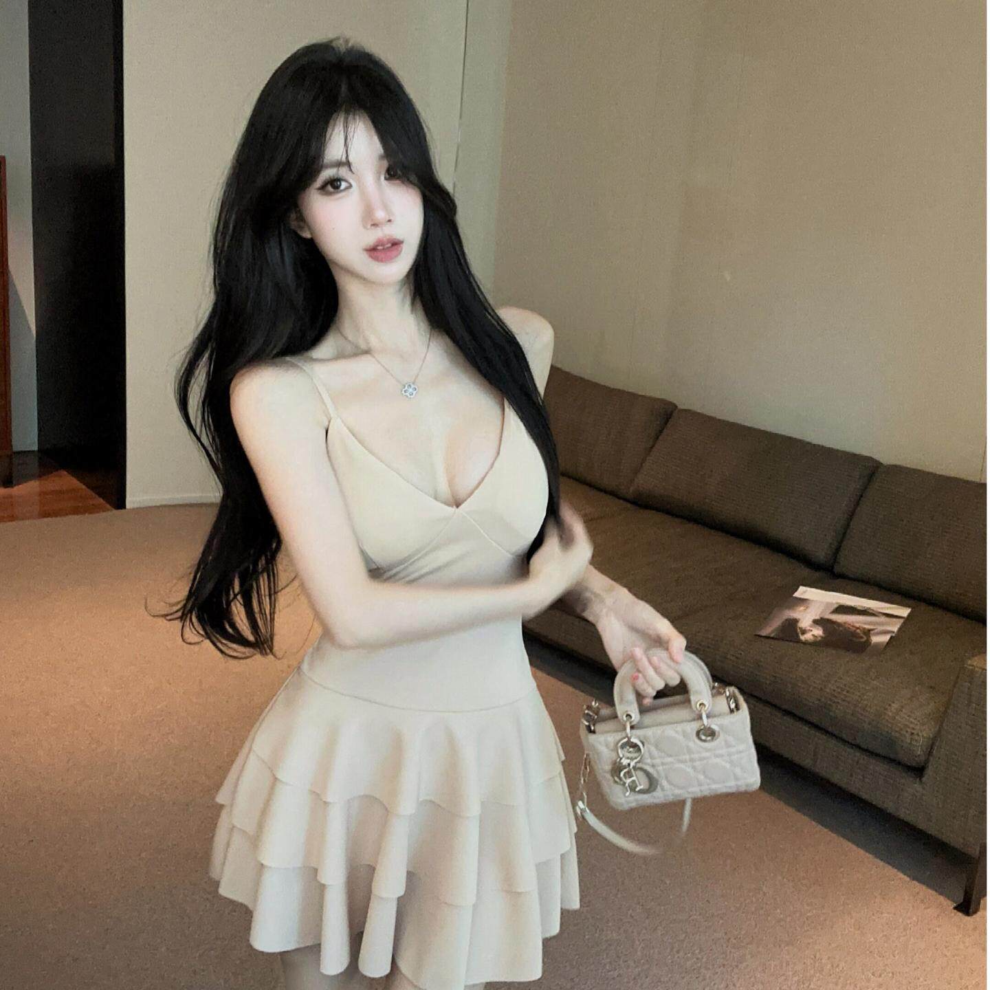 性感细吊带连衣裙女辣妹低胸深v领收腰显瘦多层蛋糕裙夜场蹦迪裙