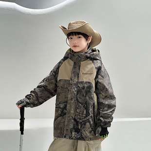 中大童迷彩冲锋衣儿童外套男童春装2026新款男孩连帽上衣春秋款