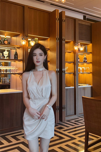 法式气质香槟V领无袖连衣裙女