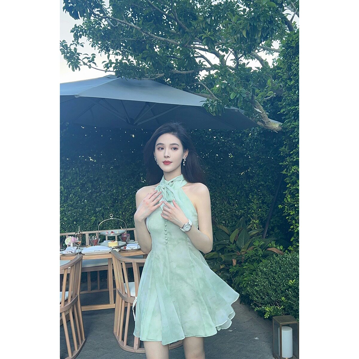 青绿色温婉印花挂脖连衣裙
