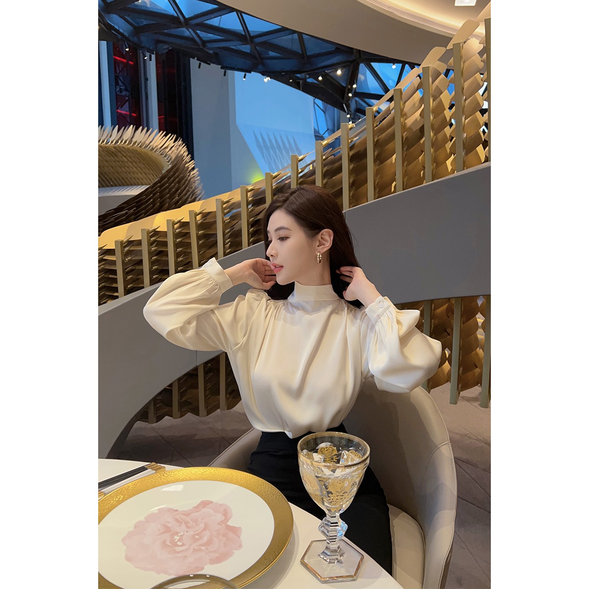 香槟色系带衬衫上衣2023年春