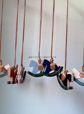 包邮！包挂也可作为项链pu材质小马儿可爱秋冬搭配设计感小木马