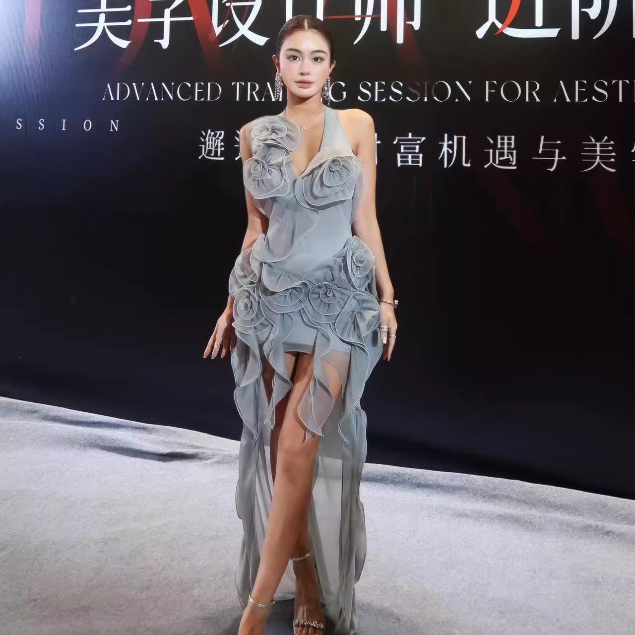 MUST HAVE 25SS  不规则肩带立体花朵开衩连衣裙
