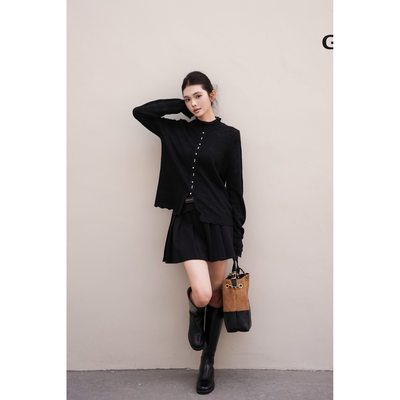 Queen Date 25AW秋冬  黑色蕾丝花边透明领口针织衫拼接百褶短裙